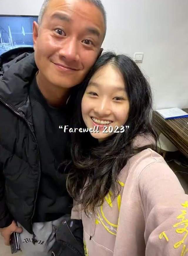 身材很瘦但, 无名指戴戒, 姚笛的她引